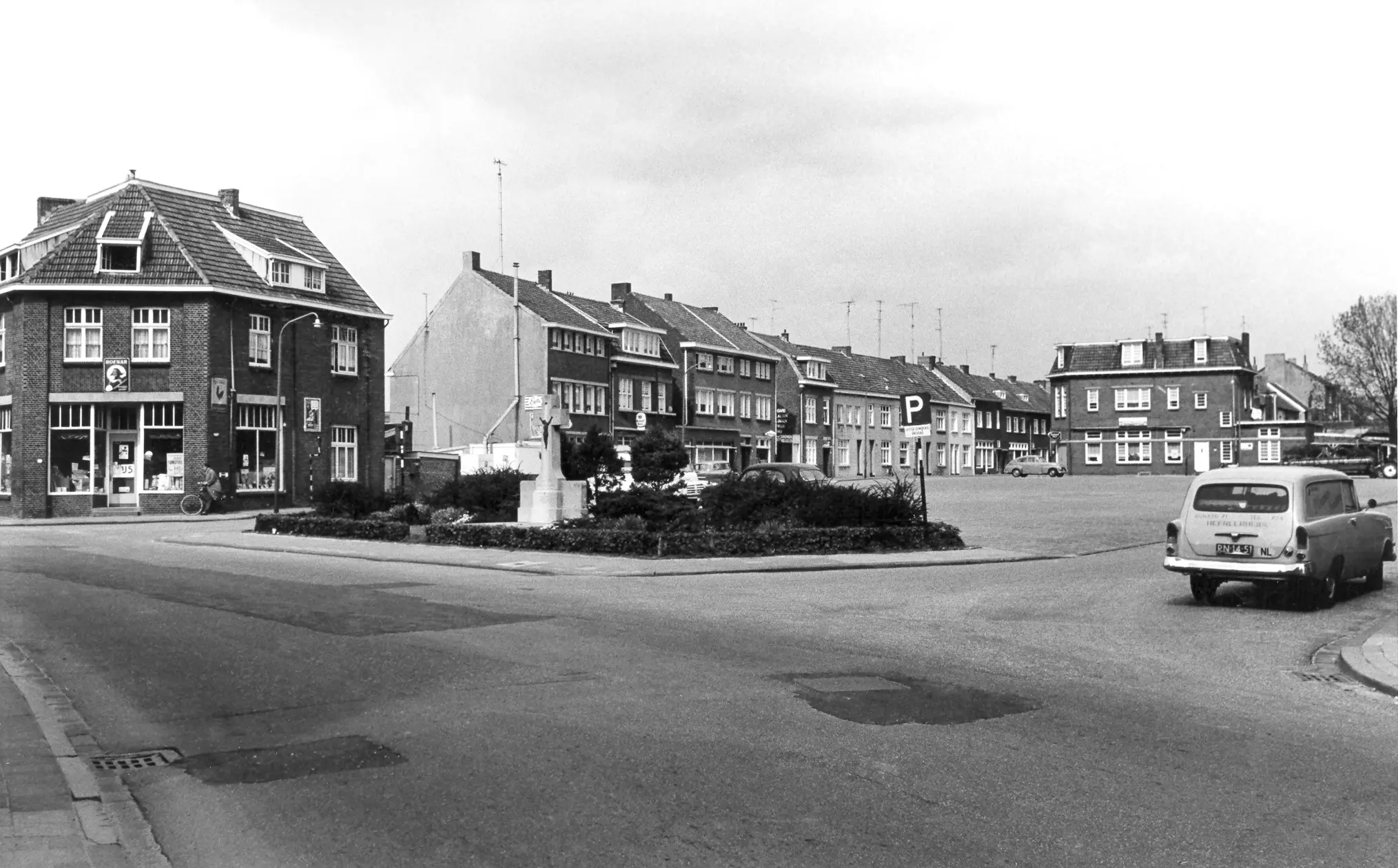 De noordzijde van de markt van Schaesberg in mei 1963 (foto: beeldbank gemeente Landgraaf)