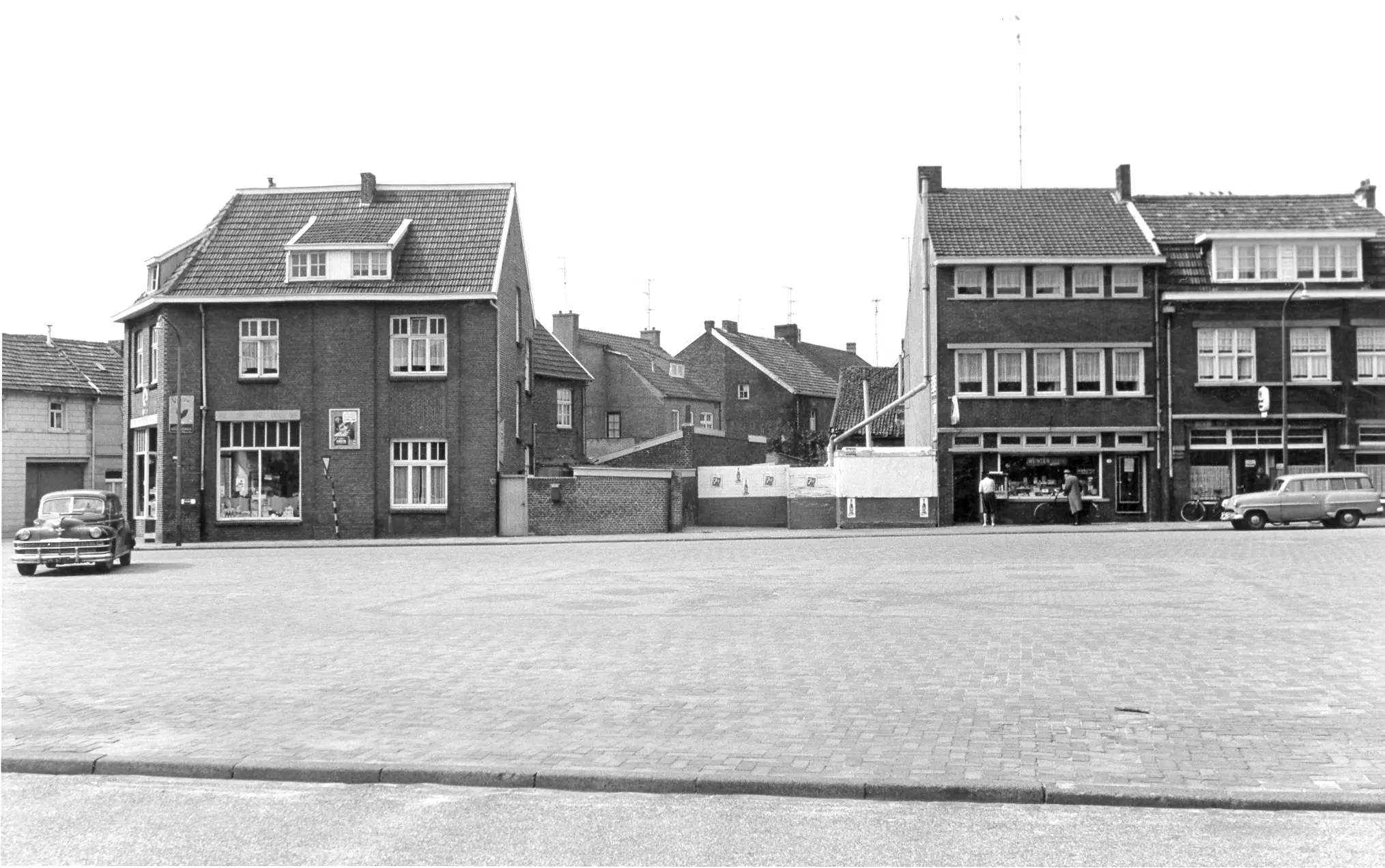 De noordzijde van de markt van Schaesberg in mei 1963 (foto: beeldbank gemeente Landgraaf)